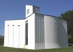 Kollund Kirke, set fra øst. Bemærk den flotte korrunding.