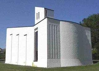 Kollund Kirke, set fra øst. Bemærk den flotte korrunding.